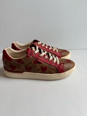 Coach Clip Low-line Sneaker With  Hearts Print  Khaki/Red  Size 9B - H22/113 EUC